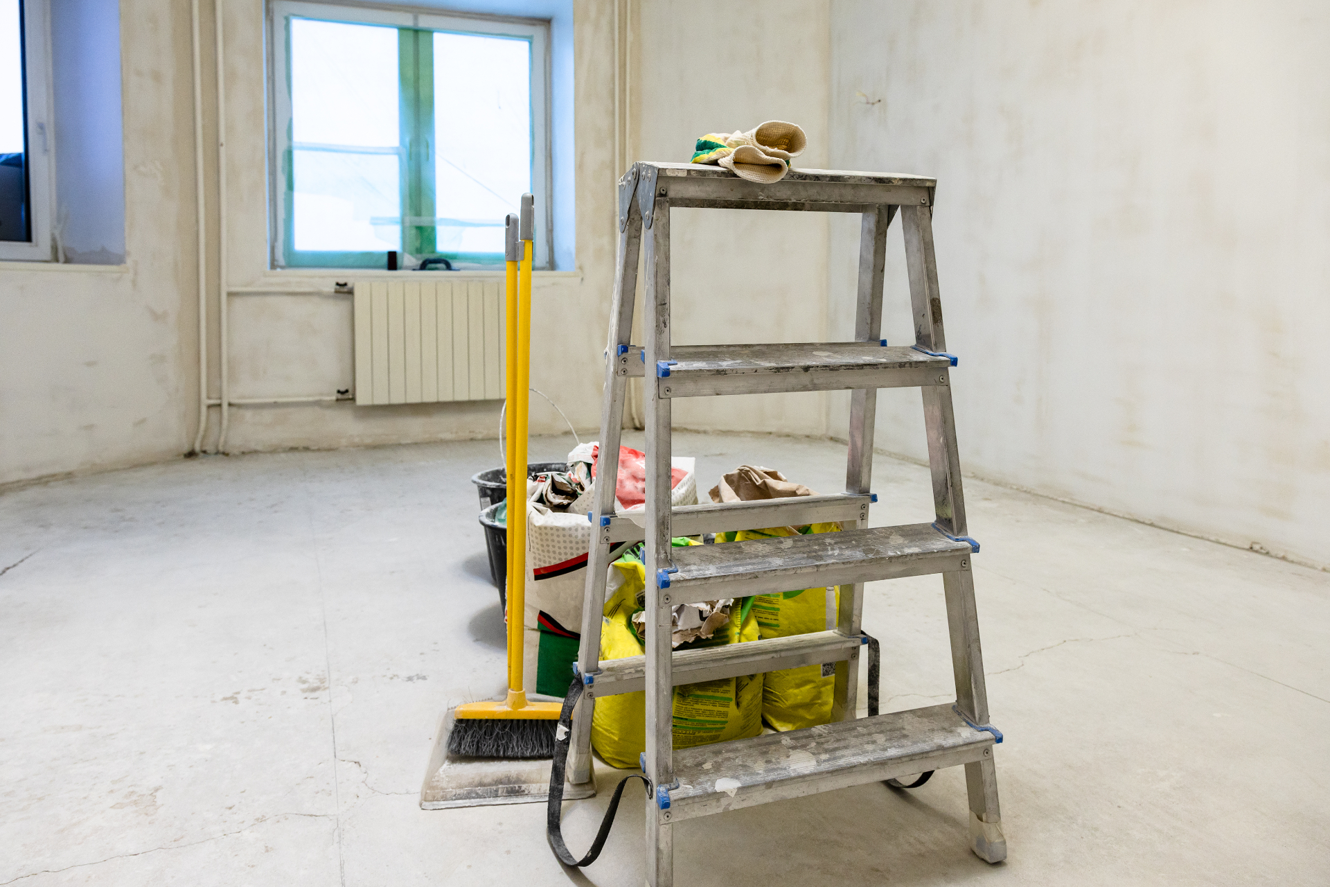 Stege, sopborste och byggavfall i lokal under renovering
